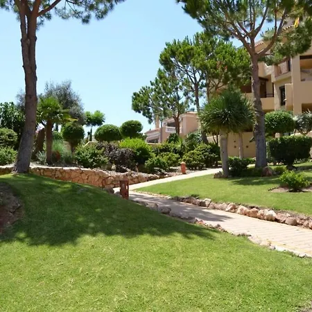 035 - Bright And Relaxing Two Bedroom With Sea Views From The Gardens