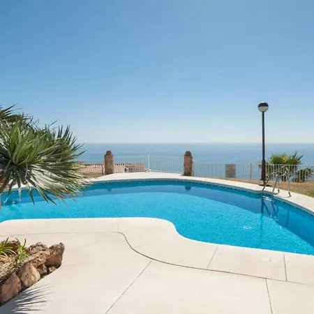035 - Bright And Relaxing Two Bedroom With Sea Views From The Gardens Apartment