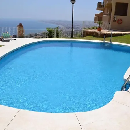 035 - Bright And Relaxing Two Bedroom With Sea Views From The Gardens Apartment *