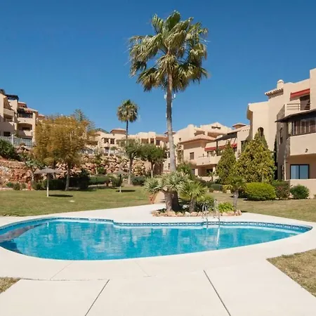 035 - Bright And Relaxing Two Bedroom With Sea Views From The Gardens *
