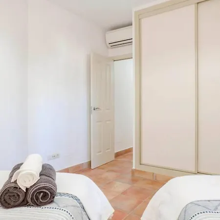 035 - Bright And Relaxing Two Bedroom With Sea Views From The Gardens
