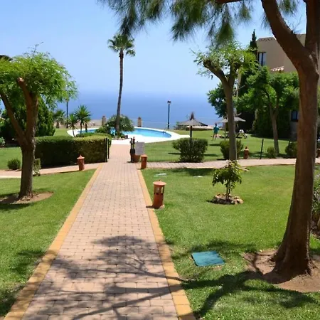 Apartment 035 - Bright And Relaxing Two Bedroom With Sea Views From The Gardens *
