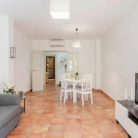 035 - Bright And Relaxing Two Bedroom With Sea Views From The Gardens Apartment *