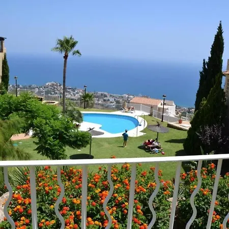 035 - Bright And Relaxing Two Bedroom With Sea Views From The Gardens