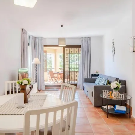 035 - Bright And Relaxing Two Bedroom With Sea Views From The Gardens
