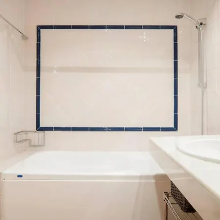035 - Bright And Relaxing Two Bedroom With Sea Views From The Gardens *