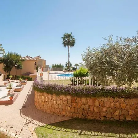 Apartment 035 - Bright And Relaxing Two Bedroom With Sea Views From The Gardens *