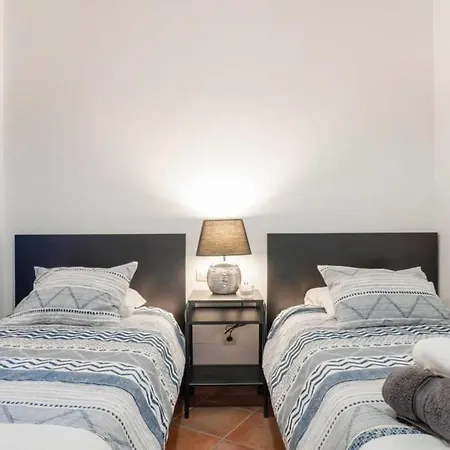 035 - Bright And Relaxing Two Bedroom With Sea Views From The Gardens *