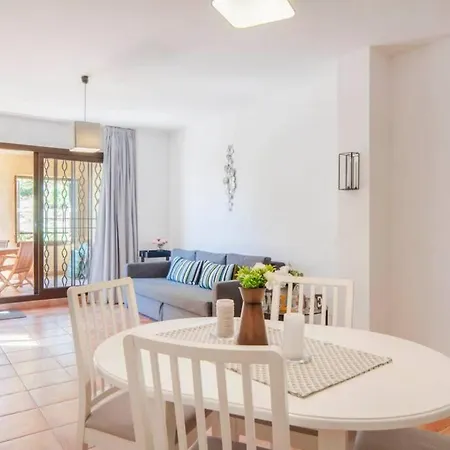 035 - Bright And Relaxing Two Bedroom With Sea Views From The Gardens