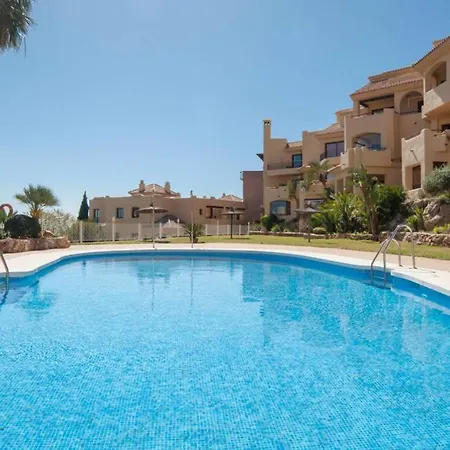 035 - Bright And Relaxing Two Bedroom With Sea Views From The Gardens *