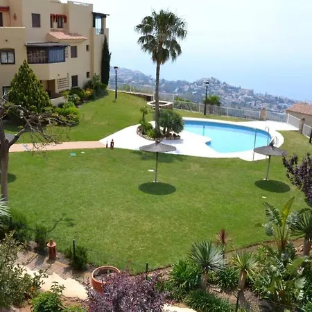 Apartment 035 - Bright And Relaxing Two Bedroom With Sea Views From The Gardens *